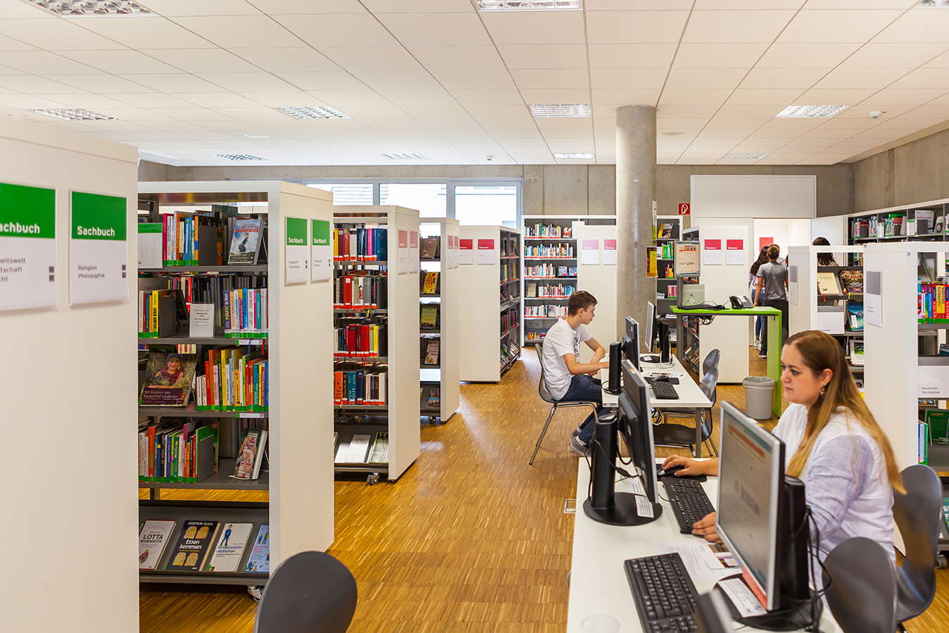 Durchgang zwichen Büchern und Pc´s+ Kunden