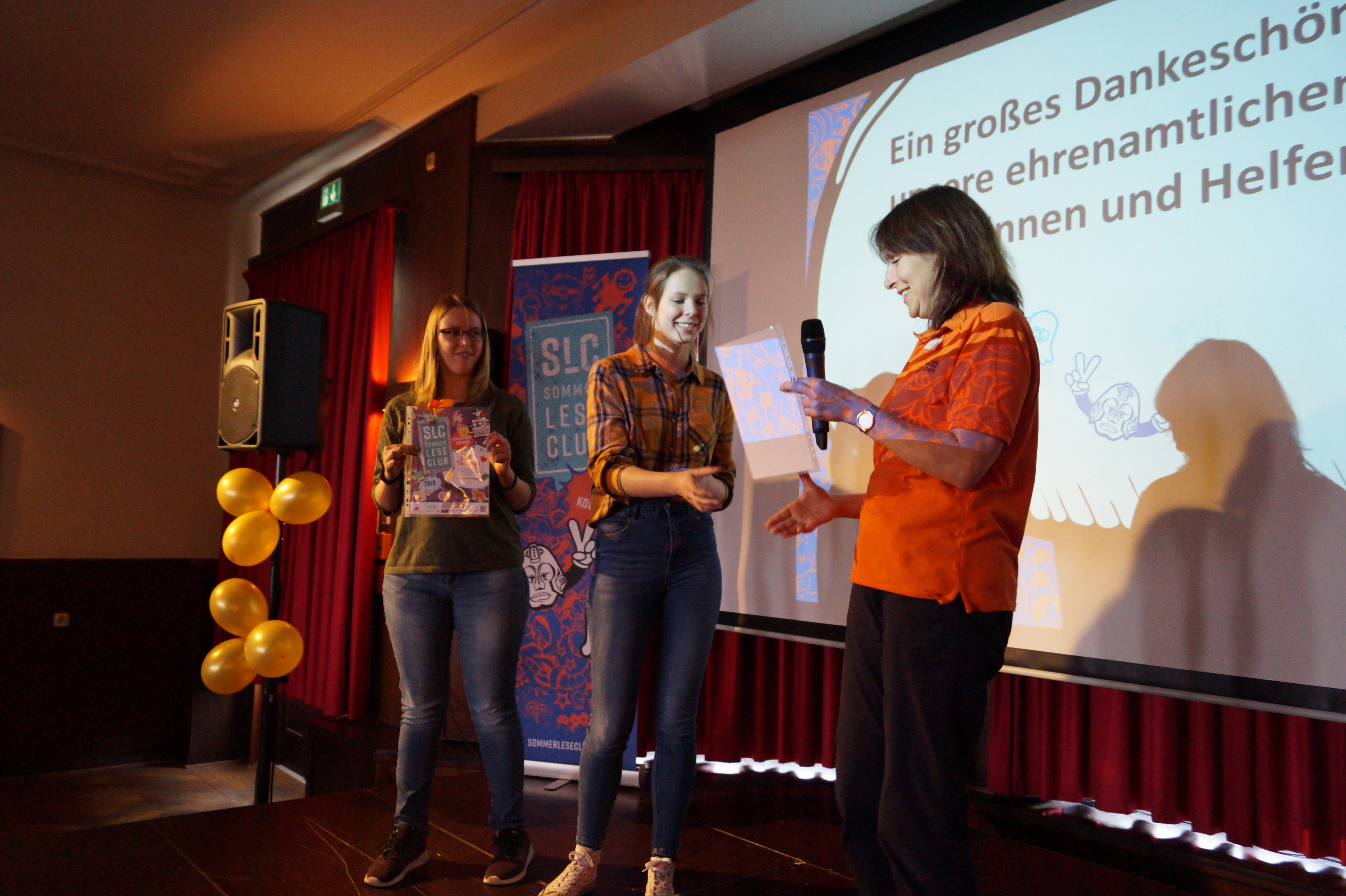 Julia Rittel dankt den Ehrenamtlerinnen.