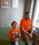 Klein und Groß probieren gemeinsam&nbsp;aus